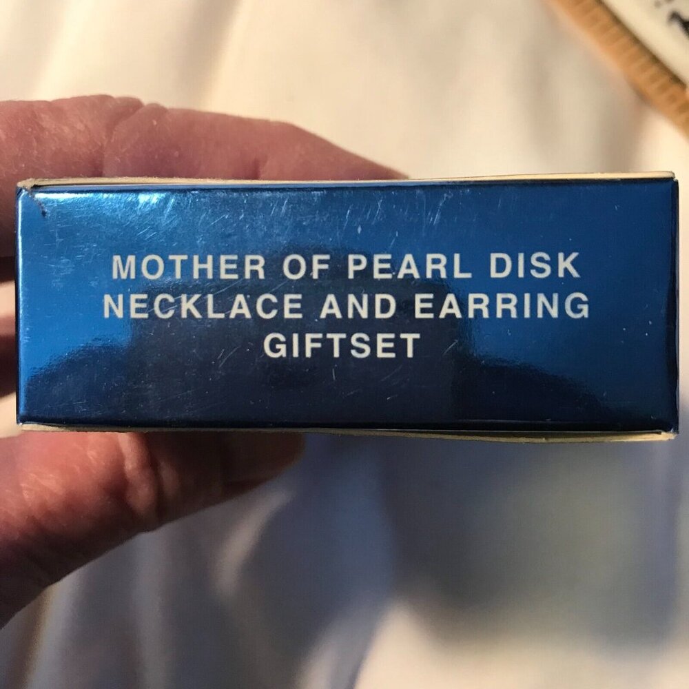 Avon 2005 Mother of Pearl Disk Necklace and Earring Giftset - Picture 4 of 12